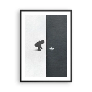 Plakat i sort ramme - Et barn læner sig ud over vandet med en papirbåd - 50x70cm - Stor ekspedition - Moderne vægdekoration til stue og soveværelse ARTTOR