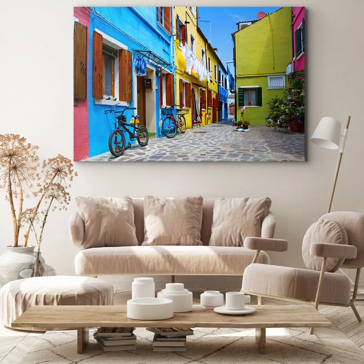 Lærredstryk - Billede på lærred - En farverig gade med cykler blandt pastelfarvede bygninger - 70x50cm - Pastel, sød gyde - Moderne vægdekoration til stue og soveværelse ARTTOR