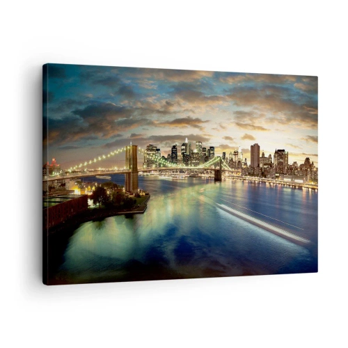 Lærredstryk - Billede på lærred - En oplyst bro med byen i baggrunden, med lys reflekteret i vandet. - 70x50cm - En oplyst aften over Manhattan - Moderne vægdekoration til stue og soveværelse ARTTOR