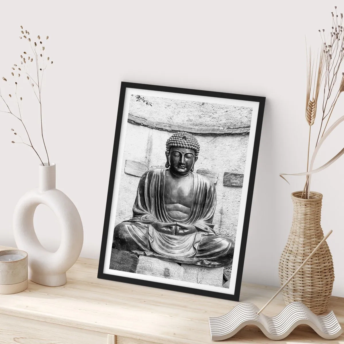 Plakat i sort ramme - En skulptur af Buddha i meditativ stilling i monokromatiske toner - 50x70cm - Ved fredens kilde - Moderne vægdekoration til stue og soveværelse ARTTOR