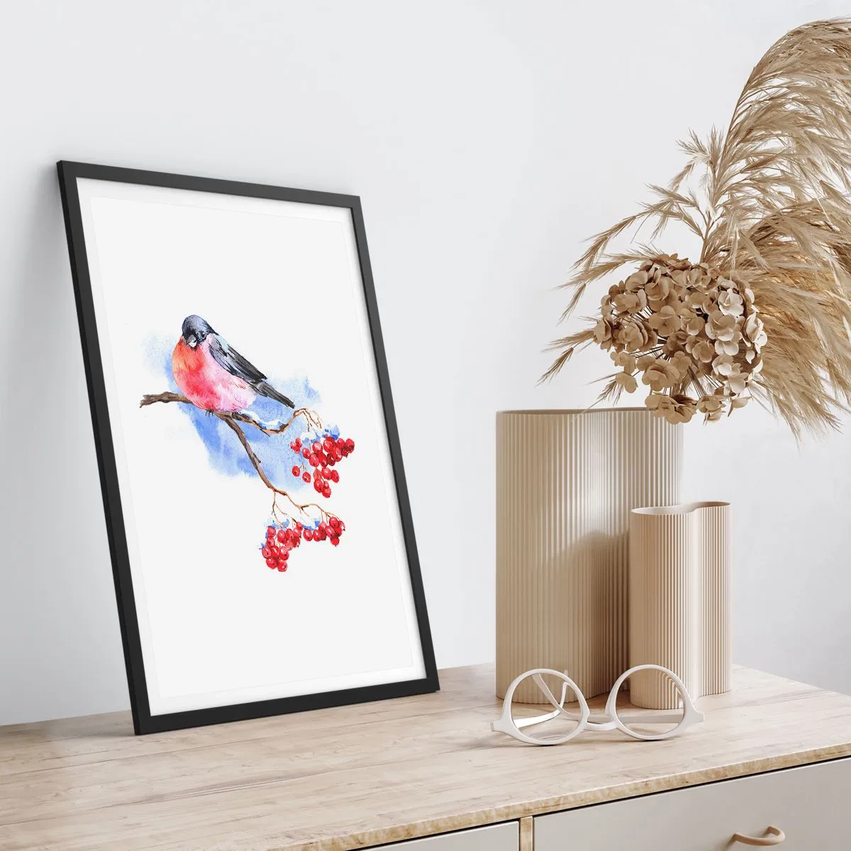 Plakat i sort ramme - En fugl på en gren med rød frugt - 50x70cm - Vinter i farver - Moderne vægdekoration til stue og soveværelse ARTTOR