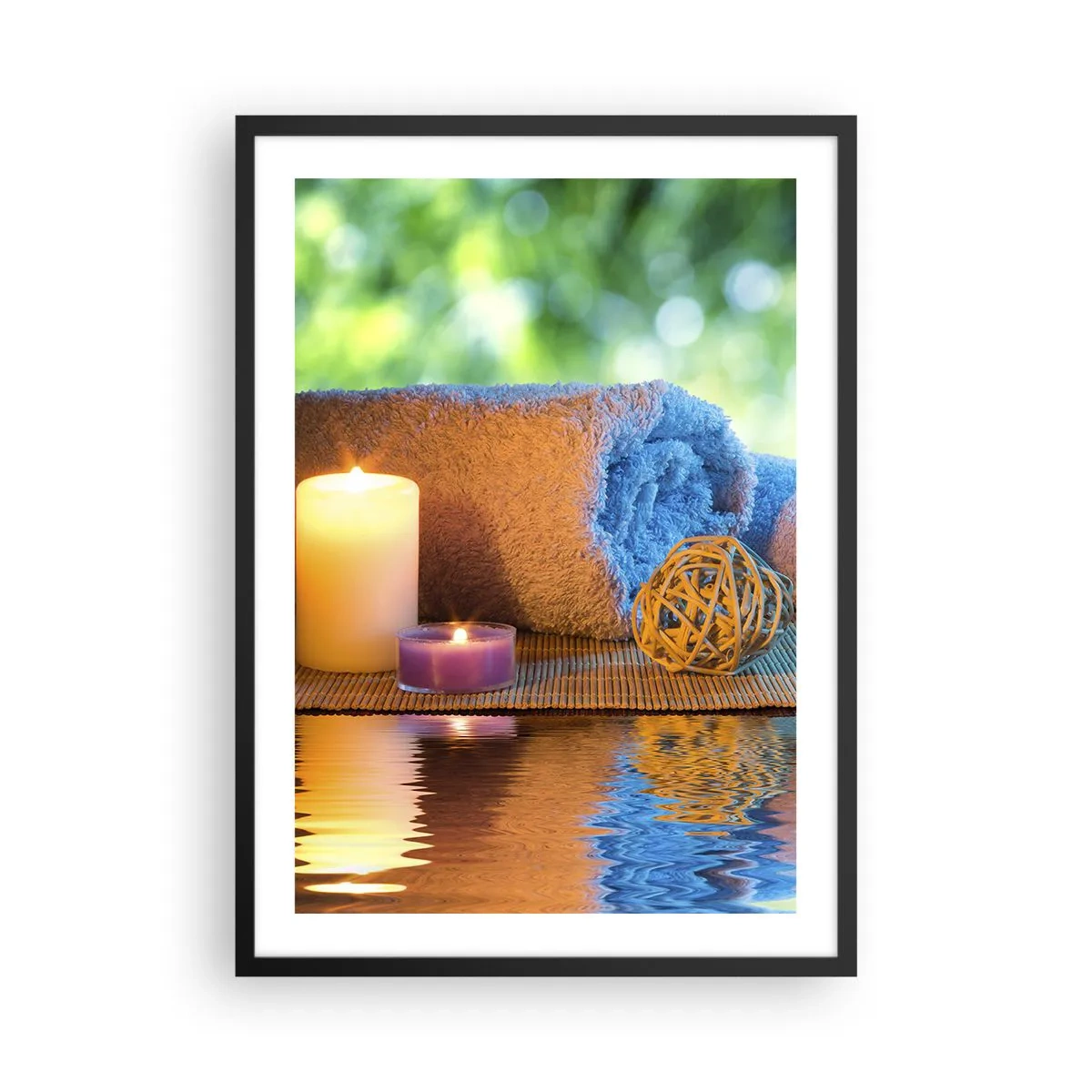 Plakat i sort ramme - Stearinlys og et håndklæde mod et naturligt landskab - 50x70cm - Tid til kroppen - Moderne vægdekoration til stue og soveværelse ARTTOR