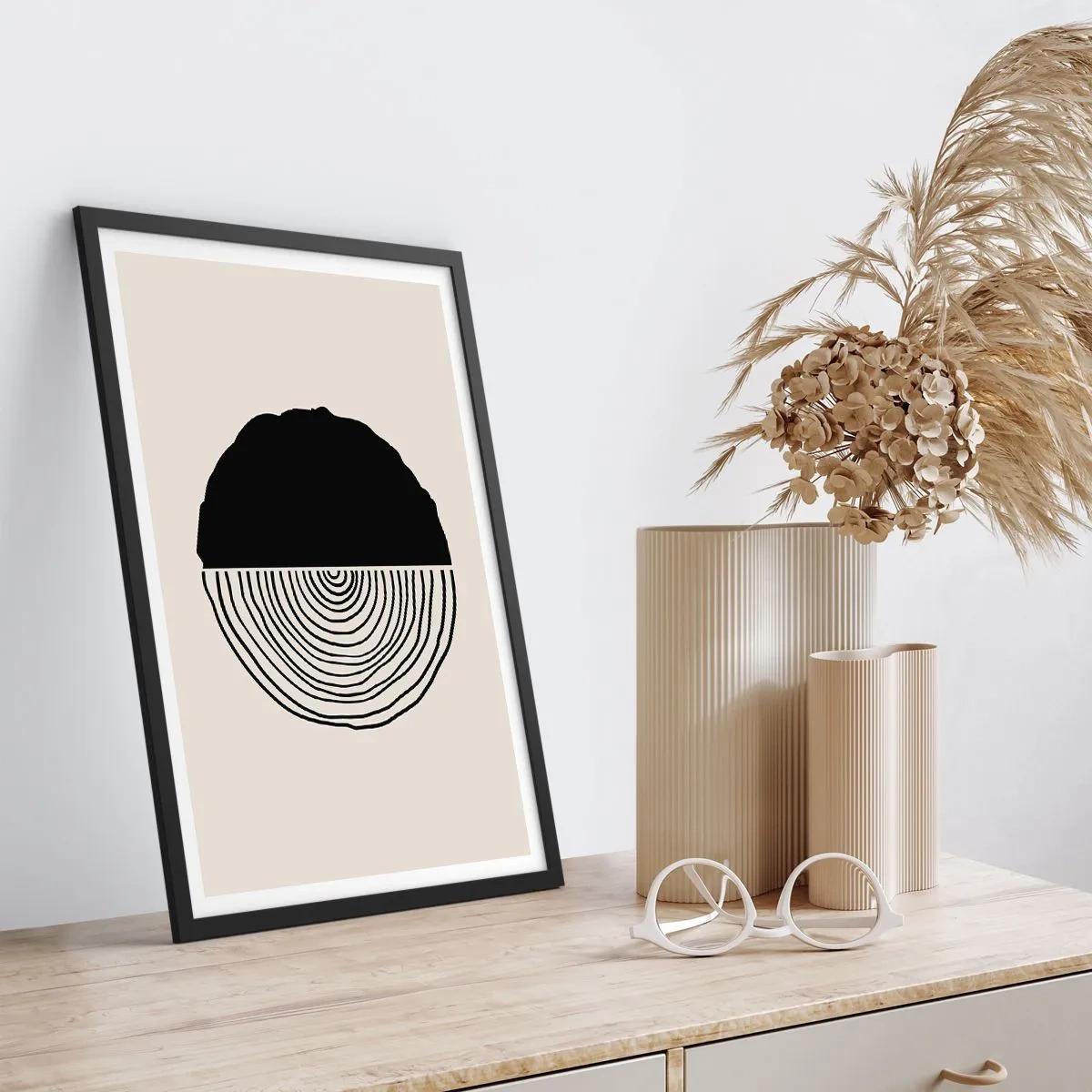 Plakat i sort ramme - En minimalistisk grafik, der viser et tværsnit af træ - 50x70cm - Halvt og halvt - Moderne vægdekoration til stue og soveværelse ARTTOR