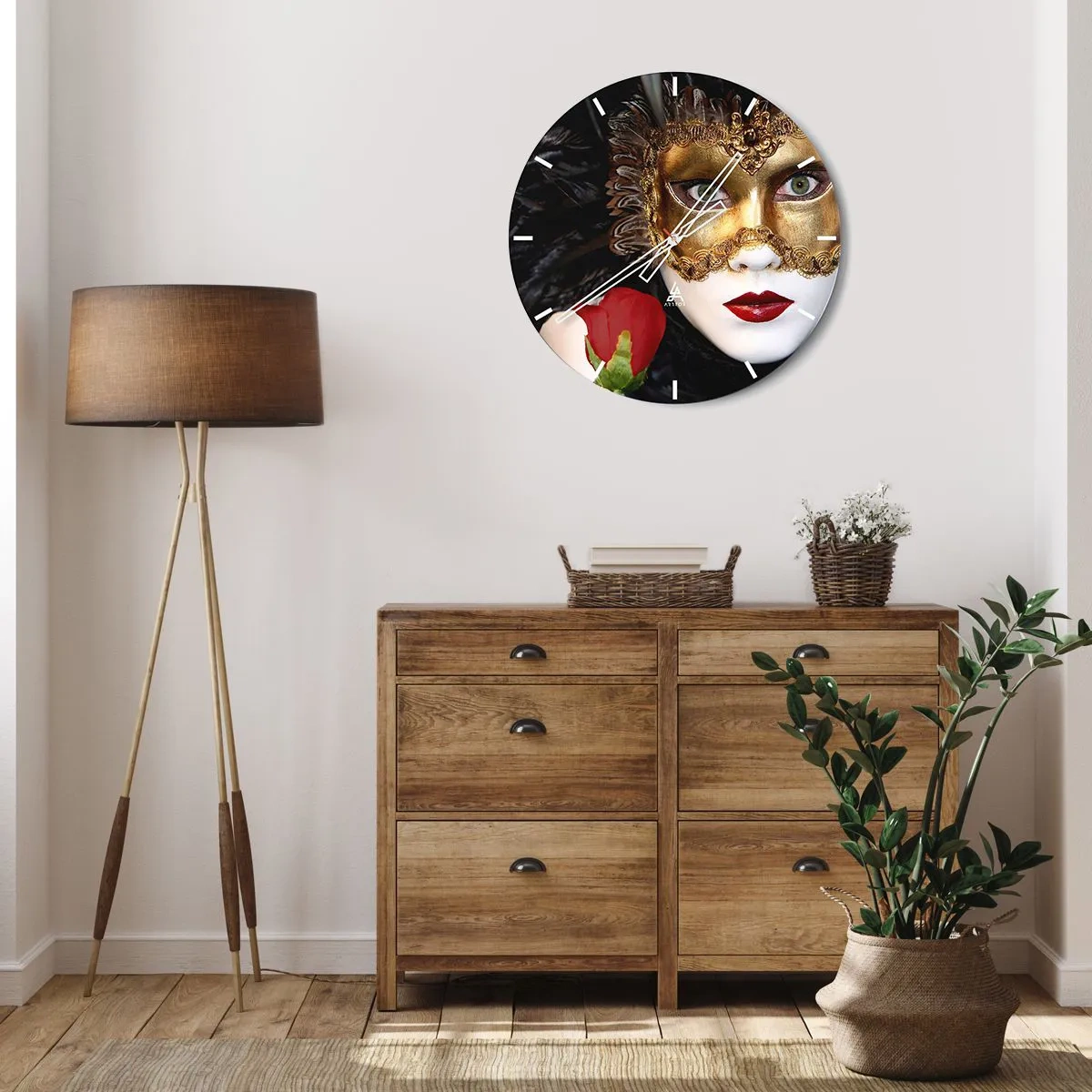 Vægur, Uret - Guld venetiansk maske med en rød rose - 30x30cm - Fordi livet er et stort bal - Moderne vægdekoration til stue, køkken og soveværelse ARTTOR