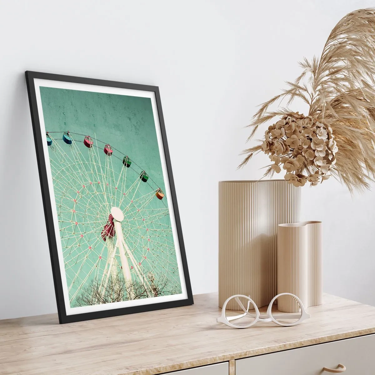 Plakat i sort ramme - Vi inviterer dig til at lege - 50x70 cm