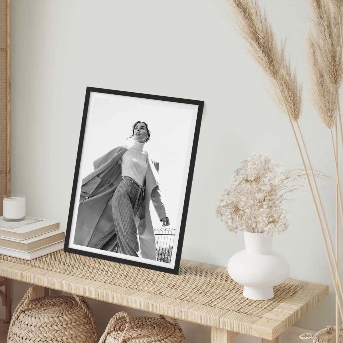 Plakat i sort ramme - En stilfuld kvinde i en lang frakke går fremad med selvtillid - 50x70cm - Kommer du med mig? - Moderne vægdekoration til stue og soveværelse ARTTOR