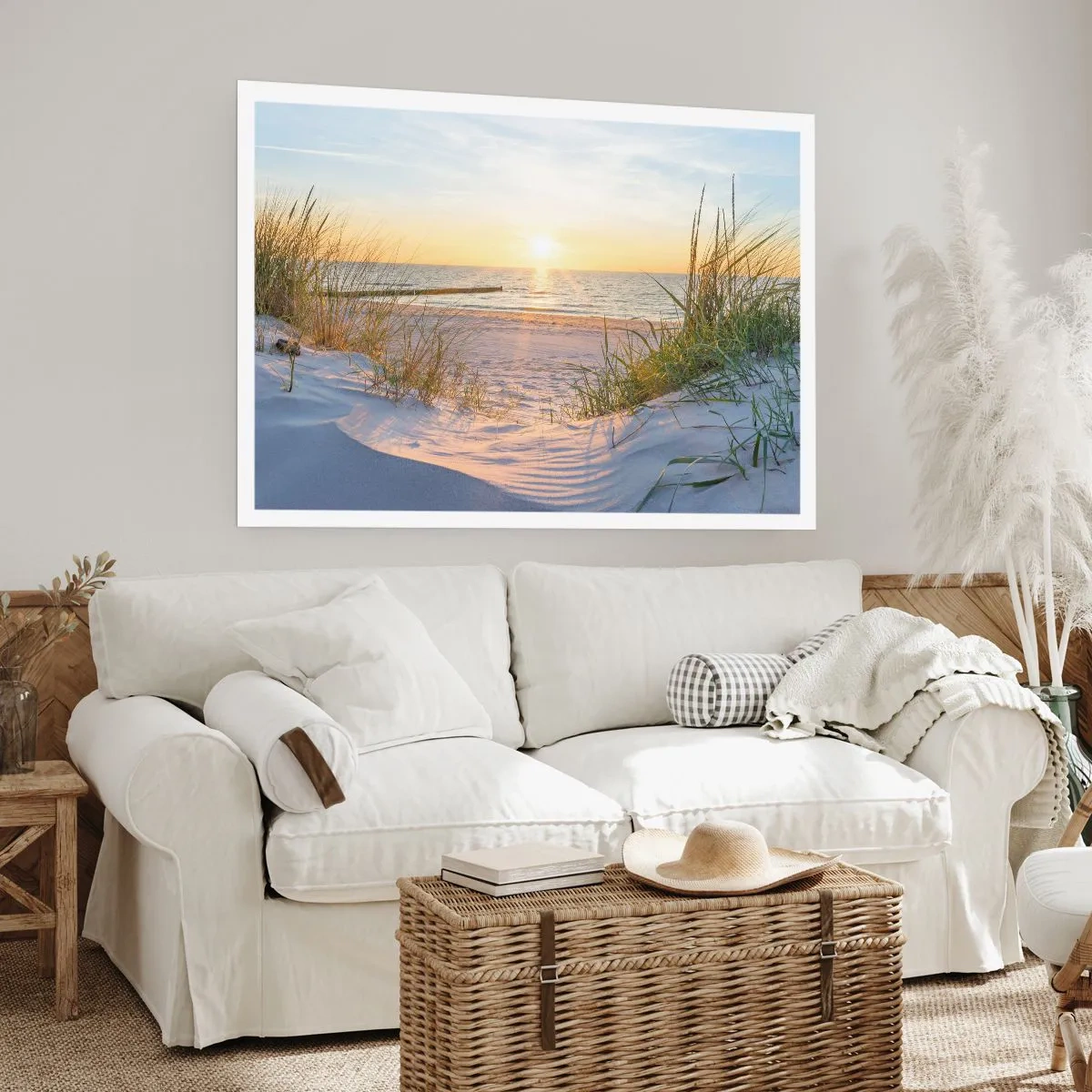 Plakat - Havet brummer, fuglene synger, en vild strand midt i græsset.... - 91x61 cm