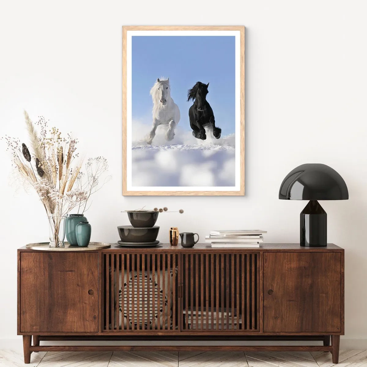 Plakat i ramme af lyst egetræ - Sort og hvid galop - 61x91 cm