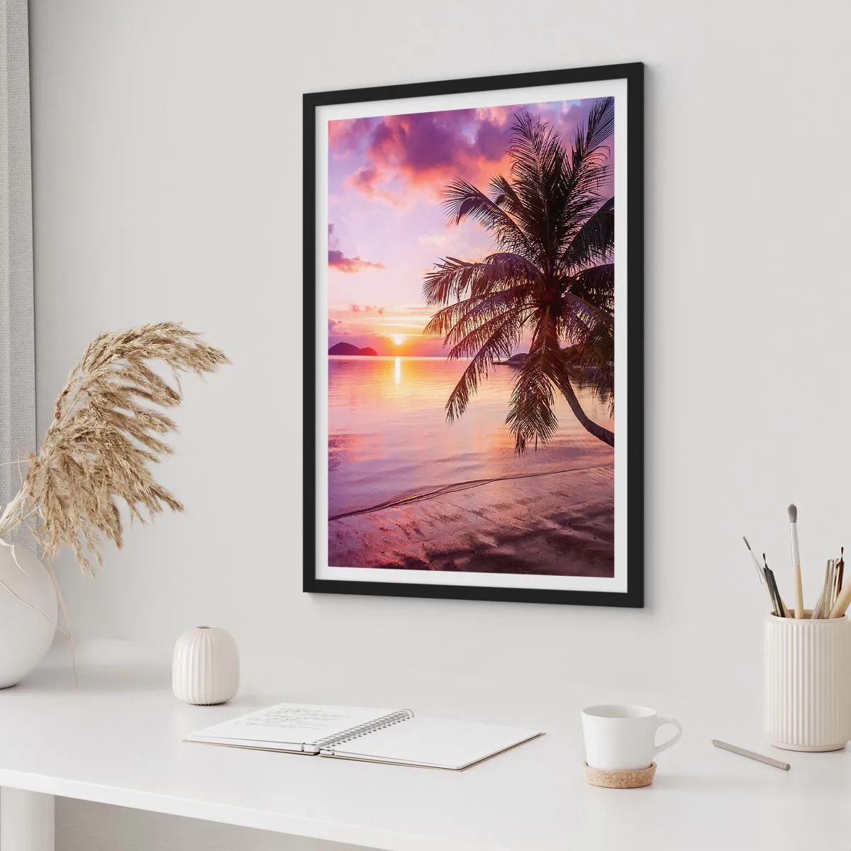 Plakat i sort ramme - Tropisk solnedgang med palmetræ på stranden - 50x70cm - Lyksalighed hele vejen til horisonten - Moderne vægdekoration til stue og soveværelse ARTTOR