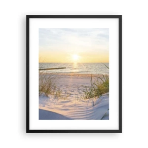 Plakat i sort ramme - Havet brummer, fuglene synger, en vild strand midt i græsset.... - 40x50 cm