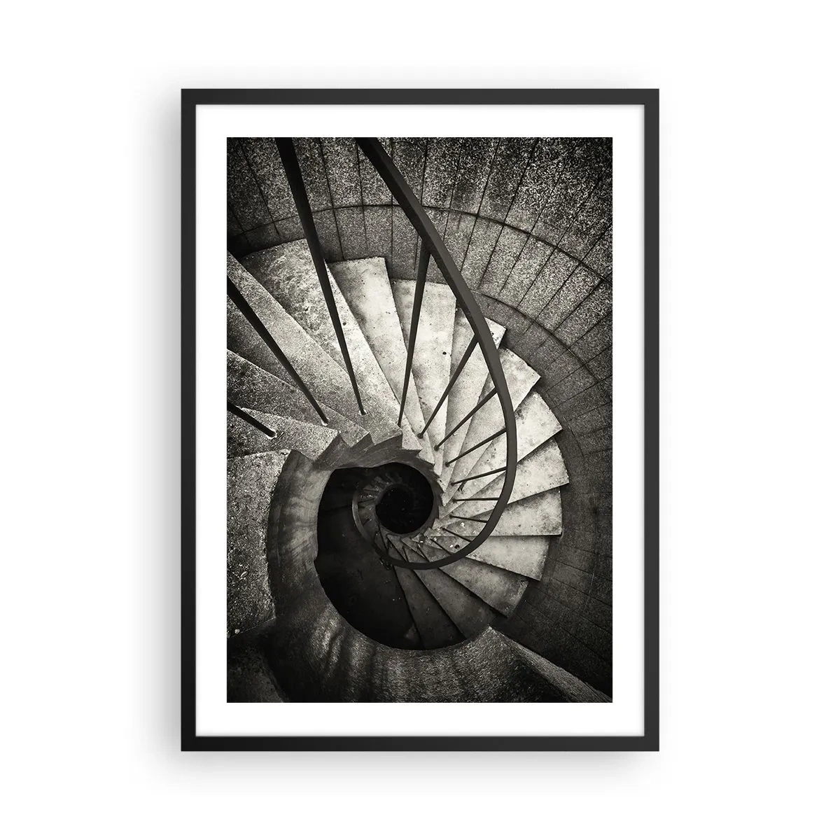 Plakat i sort ramme - Sort-hvidt fotografi af en vindeltrappe set ovenfra - 50x70cm - Op ad trapperne, ned ad trapperne - Moderne vægdekoration til stue og soveværelse ARTTOR