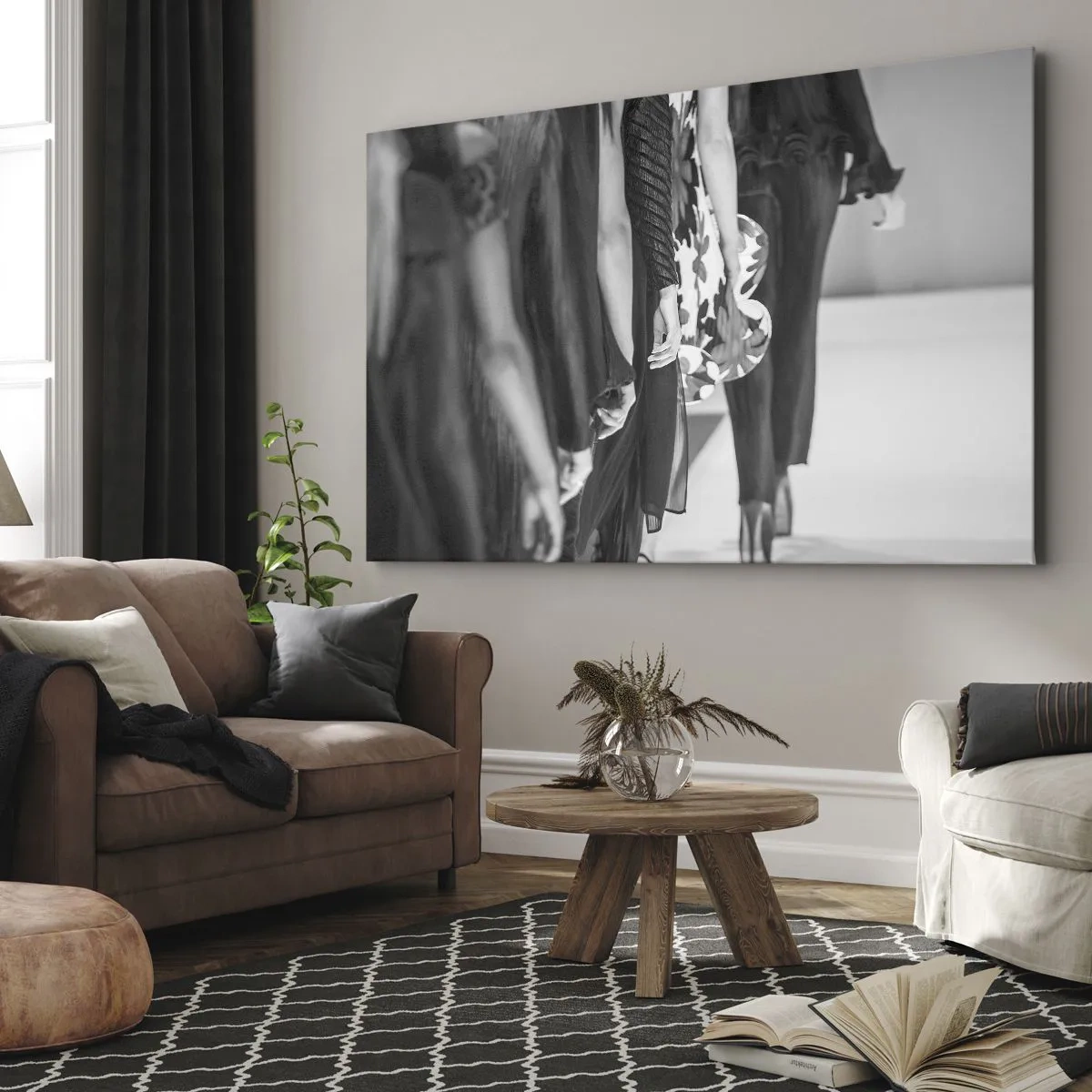 Lærredstryk - Billede på lærred - En sort-hvid scene fra catwalken, der viser detaljerne i kjolerne og modellernes figurer. - 70x50cm - En stilfuld parade - Moderne vægdekoration til stue og soveværelse ARTTOR