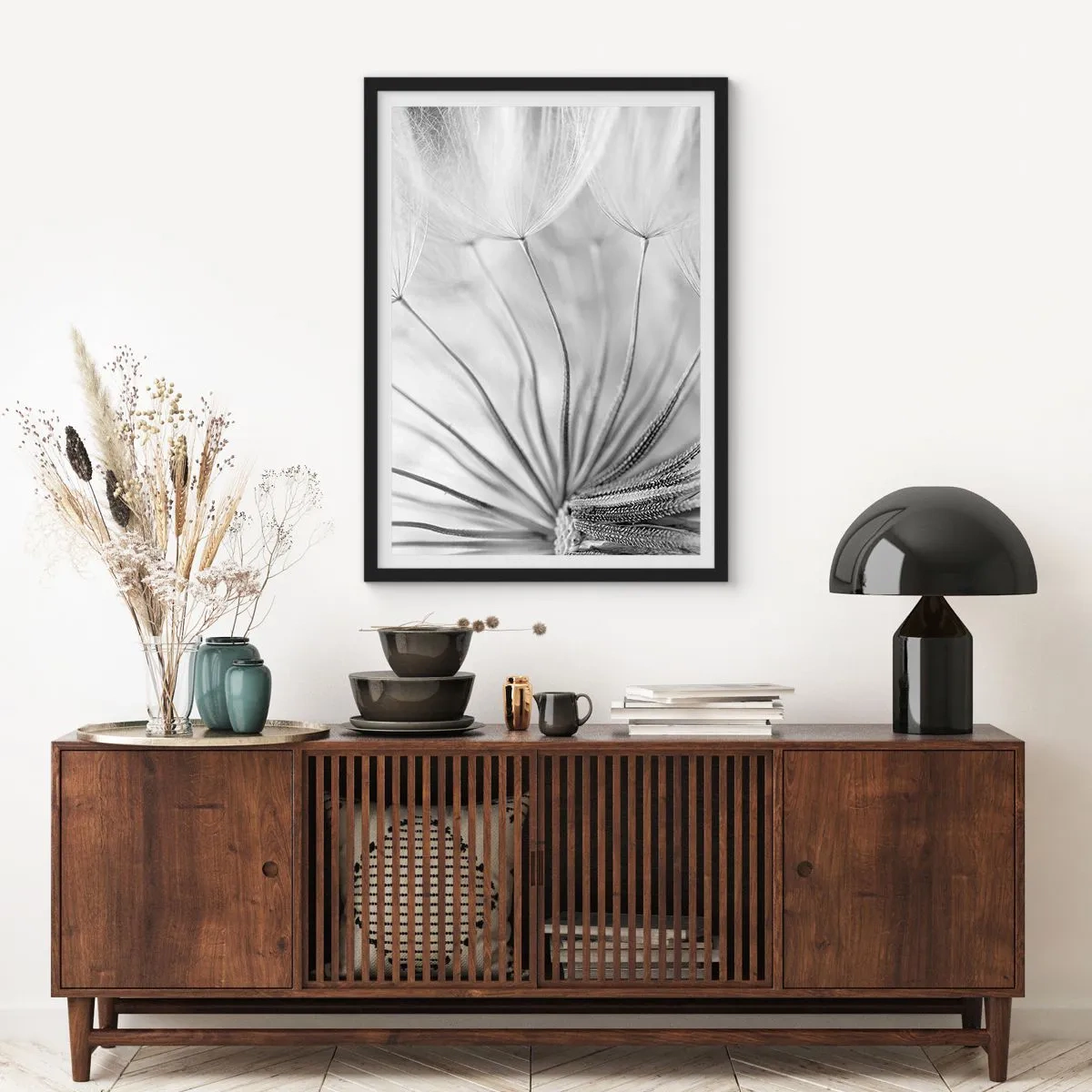 Plakat i sort ramme - Sort-hvidt makrofoto af en mælkebøtte med fine detaljer - 50x70cm - Blæsende drager - Moderne vægdekoration til stue og soveværelse ARTTOR