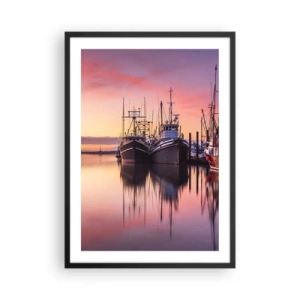 Plakat i sort ramme - Fiskerbåde i havn ved solnedgang - 50x70cm - Før den næste dag - Moderne vægdekoration til stue og soveværelse ARTTOR