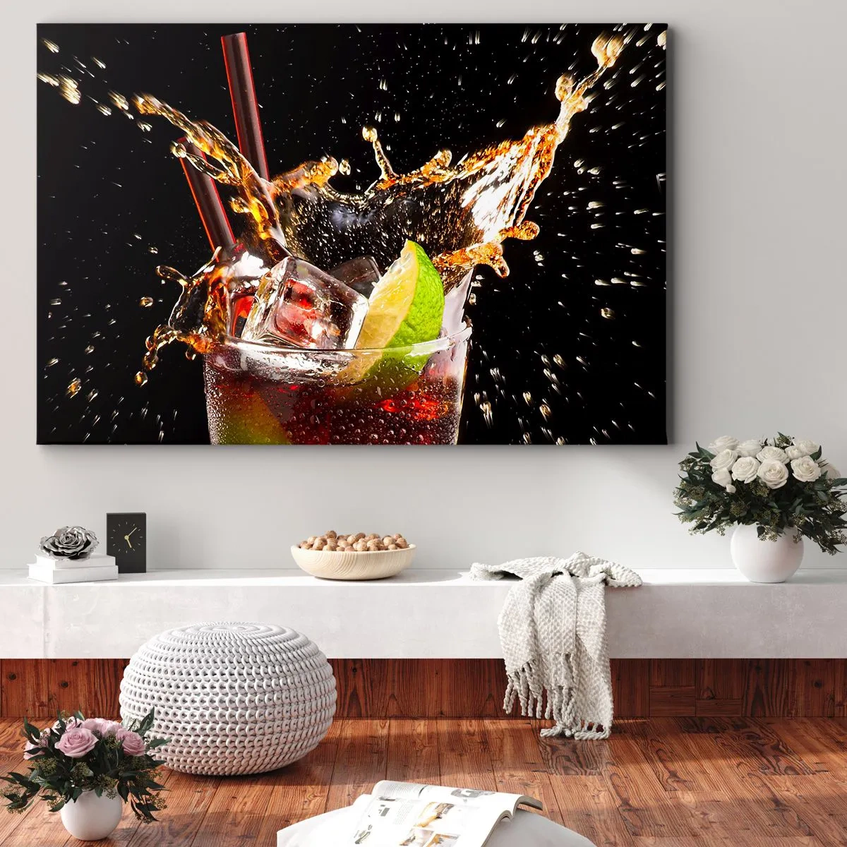 Lærredstryk - Billede på lærred - Et glas drink, lime og is i det dynamiske plaskøjeblik - 70x50cm - Glæde og farveenergi - Moderne vægdekoration til stue og soveværelse ARTTOR