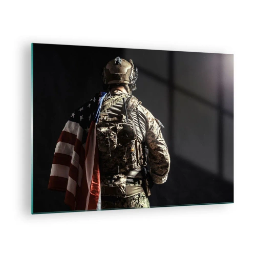 Billede på glas - En soldat med et amerikansk flag mod en mørk baggrund - 70x50cm - Det er grunden til, at - Moderne vægdekoration til stue og soveværelse ARTTOR