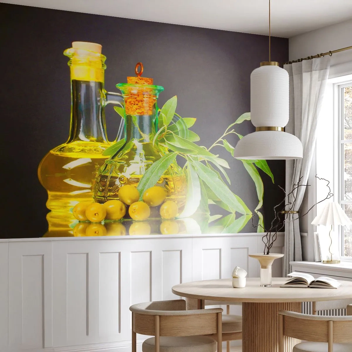 Fototapet Standard Eco - Flasker af olivenolie med grene og grønne oliven - 100x70cm - Stilleben med oliven og olie - Moderne vægdekoration til stue og soveværelse ARTTOR