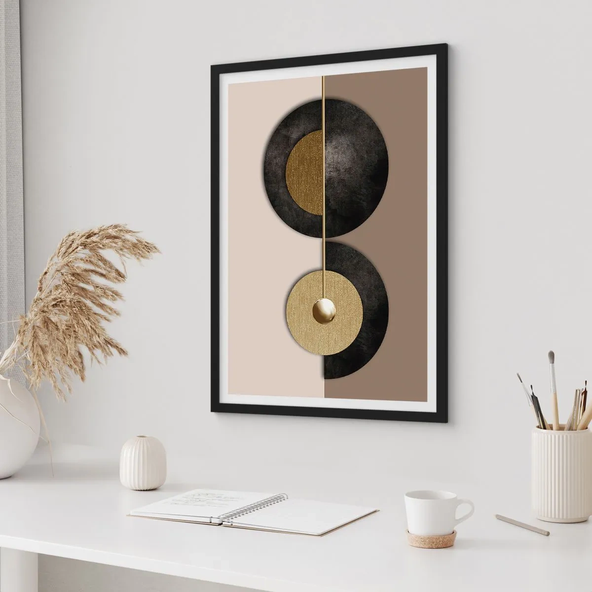 Plakat i sort ramme - Moderne abstraktion med geometriske gulddetaljer - 50x70cm - Variationer omkring en cirkel - Moderne vægdekoration til stue og soveværelse ARTTOR