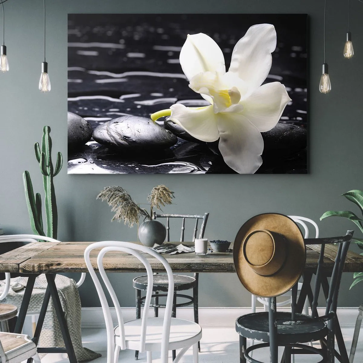 Lærredstryk - Billede på lærred - En hvid orkidé mod en baggrund af sorte sten og vand. - 70x50cm - Studie i sort og hvidt - Moderne vægdekoration til stue og soveværelse ARTTOR