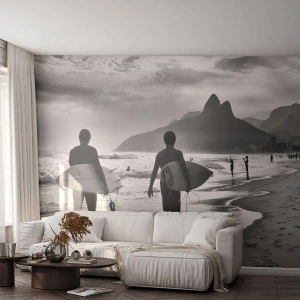 Fototapet Standard Eco - Surfere på stranden ved solnedgang i sort-hvid - 100x70cm - Samba til én bølge - Moderne vægdekoration til stue og soveværelse ARTTOR
