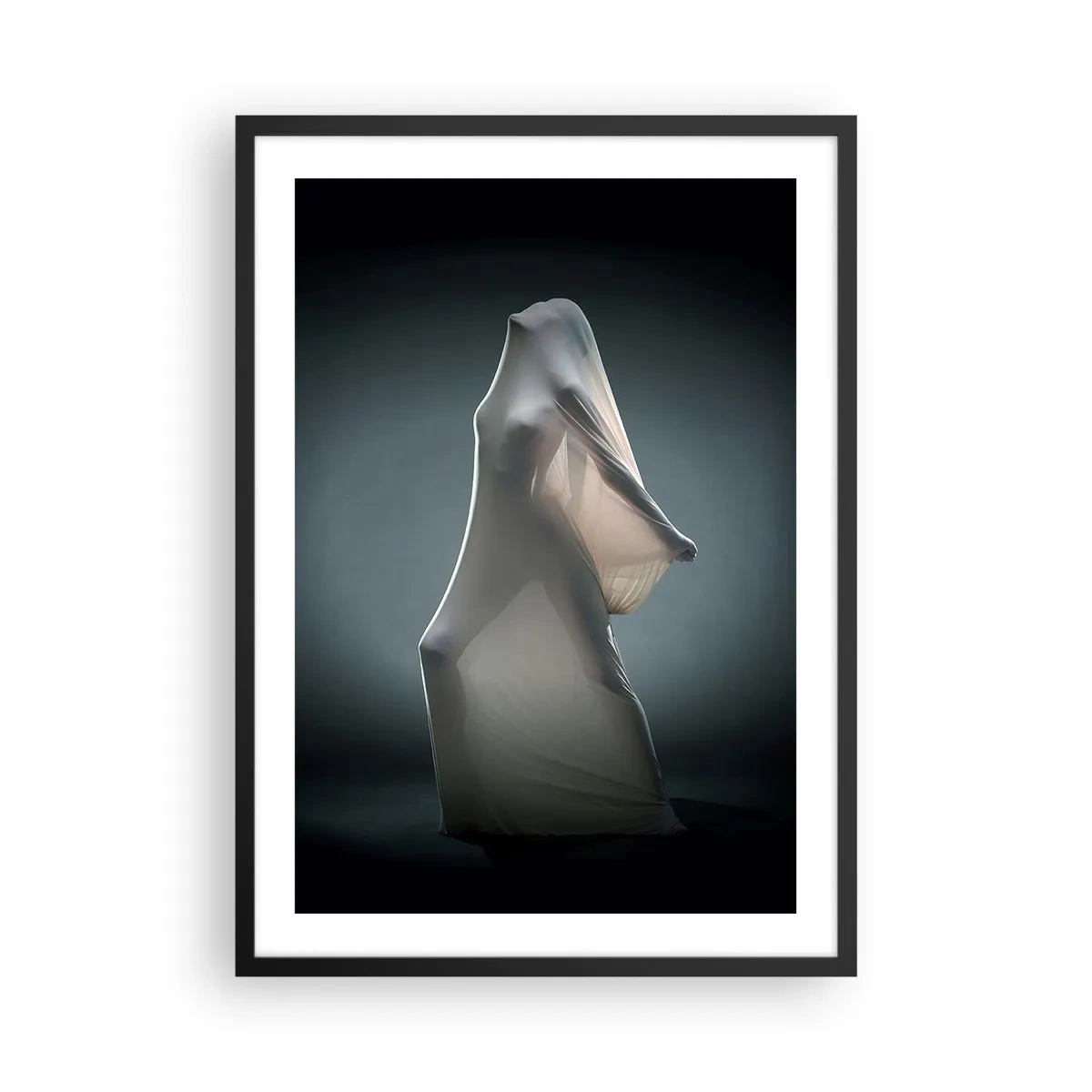 Plakat i sort ramme - En figur skjult under et gennemsigtigt materiale i en mørk baggrund - 50x70cm - Skjulte begær - Moderne vægdekoration til stue og soveværelse ARTTOR