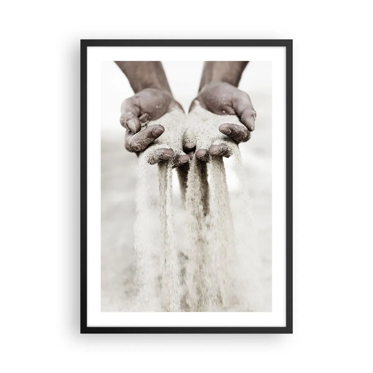 Plakat i sort ramme - Hænder, der holder sand, symboliserer øjeblikkets flygtighed og skrøbelighed - 50x70cm - Med disse hænder... - Moderne vægdekoration til stue og soveværelse ARTTOR