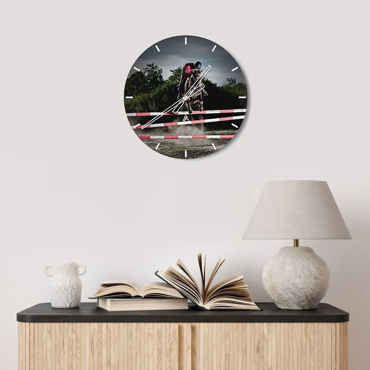 Vægur, Uret - En hest, der springer, under en ridekonkurrence - 30x30cm - Sammen om sejren - Moderne vægdekoration til stue, køkken og soveværelse ARTTOR