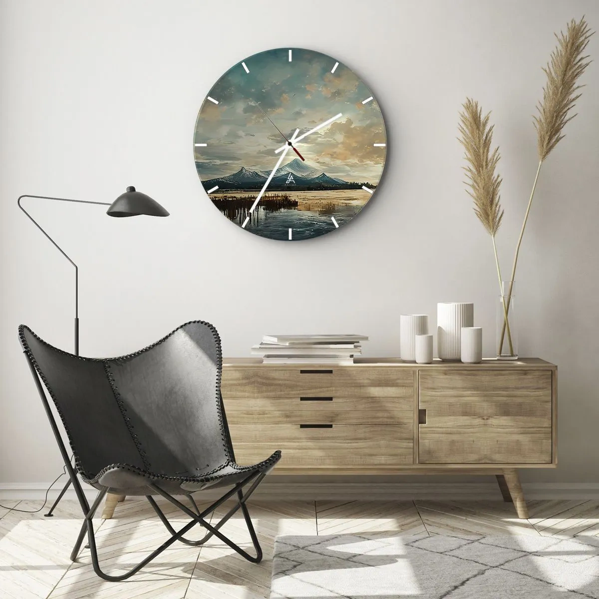 Vægur, Uret - Snedækkede bjergtoppe spejlet i søens overflade - 30x30cm - Under himlens beskyttelse - Moderne vægdekoration til stue, køkken og soveværelse ARTTOR