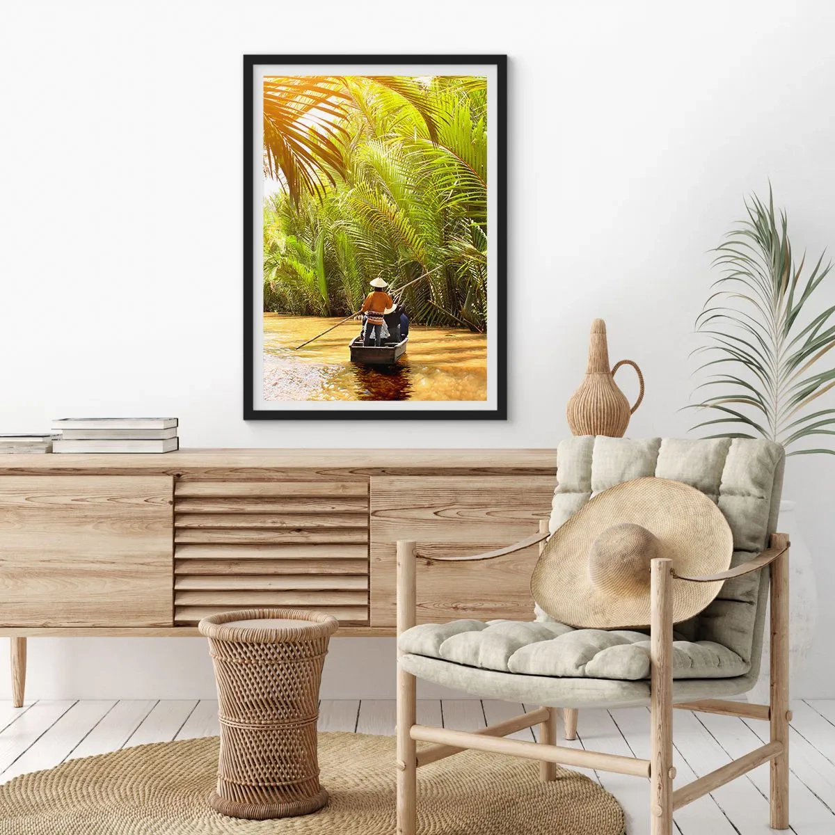 Plakat i sort ramme - En traditionel båd i en tropisk palmeskov oplyst af solen - 50x70cm - Palmeslugten - Moderne vægdekoration til stue og soveværelse ARTTOR