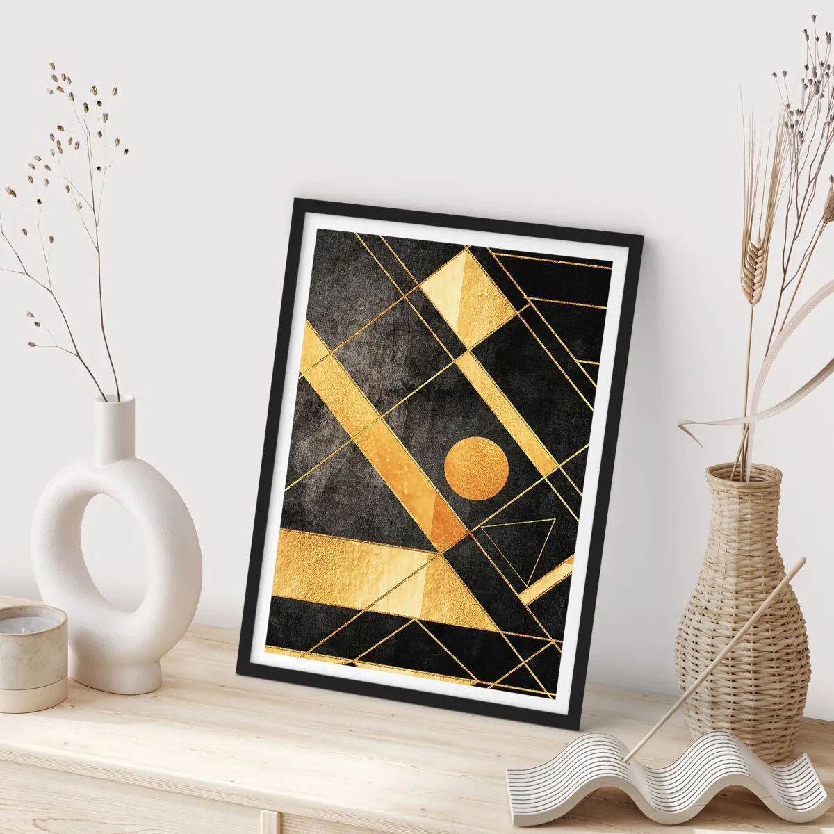 Plakat i sort ramme - Gyldne geometriske mønstre på en sort baggrund - 50x70cm - Ørkenens sol - Moderne vægdekoration til stue og soveværelse ARTTOR