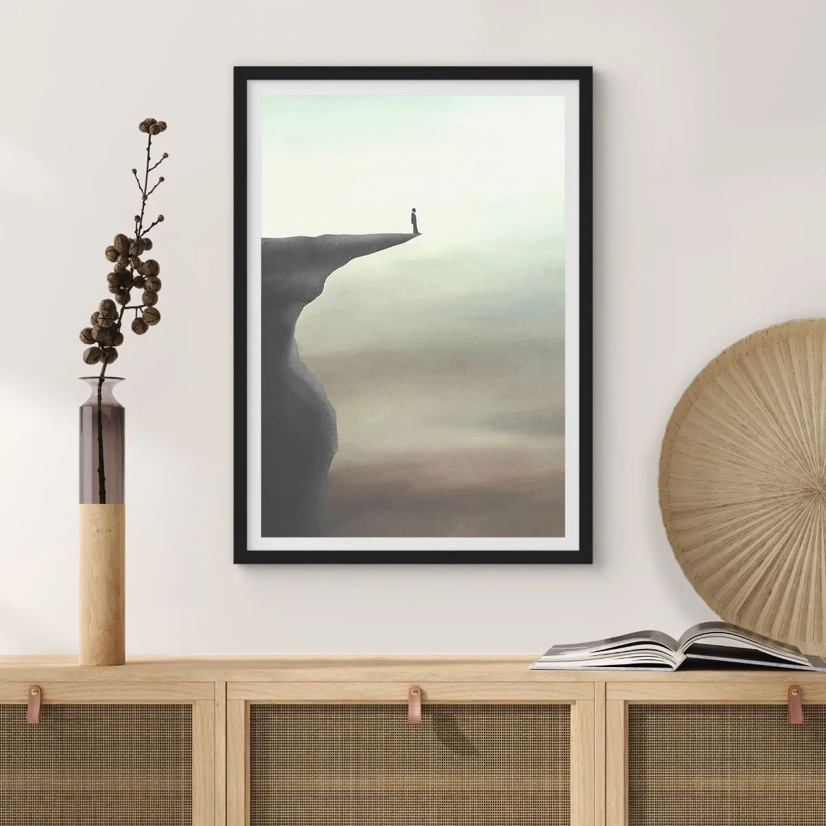 Plakat i sort ramme - Silhuet af en kvinde, der står på kanten af en klippe - 50x70cm - Opad, selvfølgelig! - Moderne vægdekoration til stue og soveværelse ARTTOR