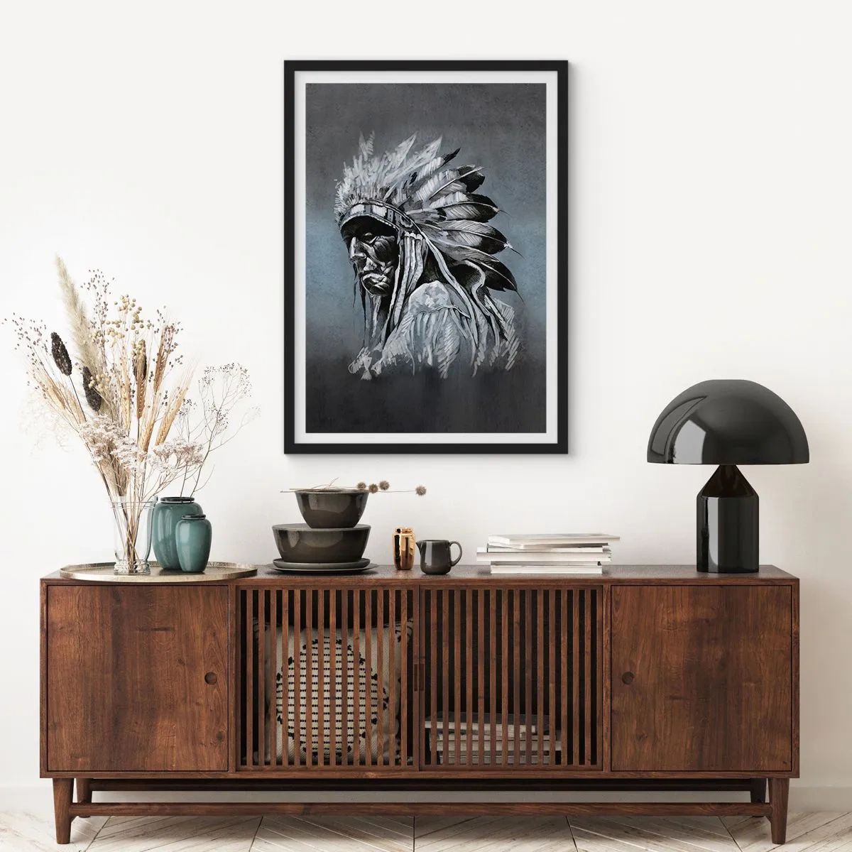 Plakat i sort ramme - Portræt af en indisk høvding i en fjerhovedbeklædning mod en grå baggrund - 50x70cm - Tilbage til rødderne - Moderne vægdekoration til stue og soveværelse ARTTOR