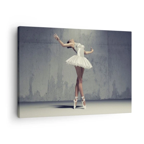 Lærredstryk - Billede på lærred - En balletdanser i en hvid kjole mod en rå væg. - 70x50cm - Let som en fugl - Moderne vægdekoration til stue og soveværelse ARTTOR