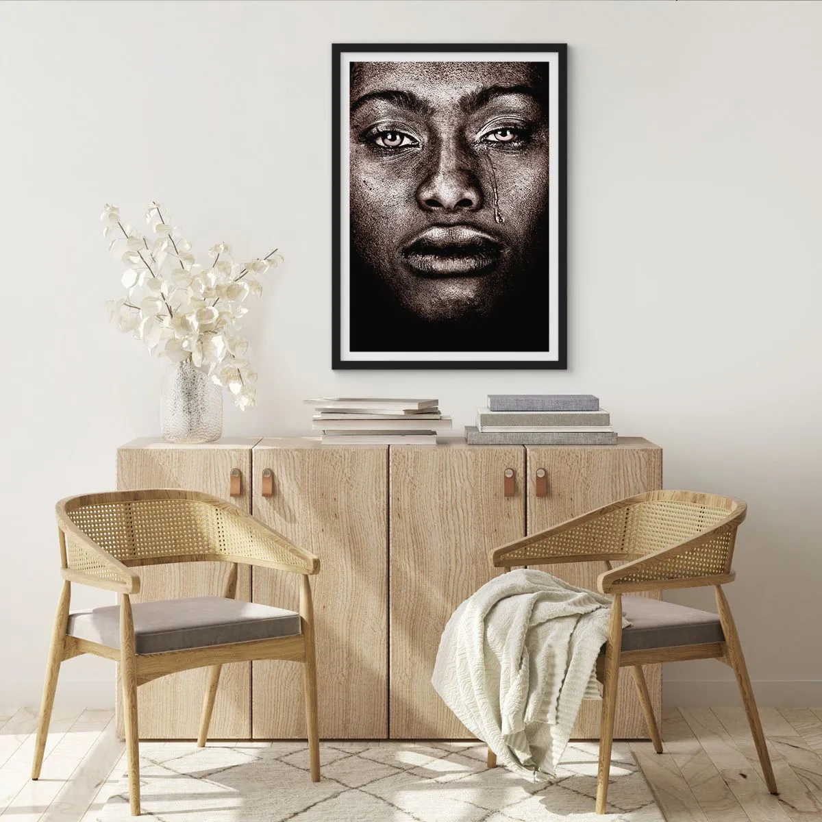 Plakat i sort ramme - Portræt af et ansigt med en udtryksfuld tåre i monokrom stil - 50x70cm - Én tåre - Moderne vægdekoration til stue og soveværelse ARTTOR