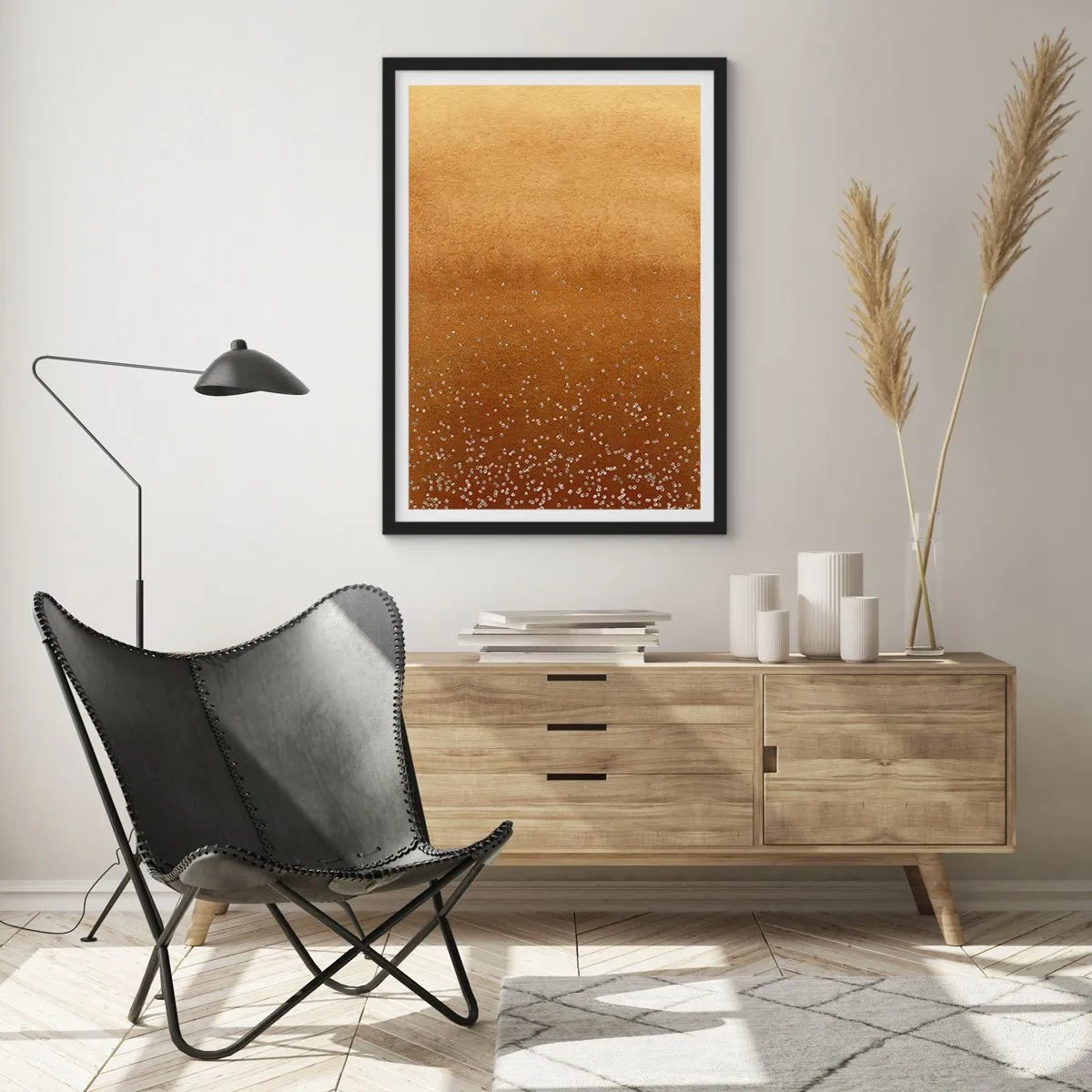 Plakat i sort ramme - Gylden gradient med små funklende elementer - 50x70cm - Lysets fødsel - Moderne vægdekoration til stue og soveværelse ARTTOR
