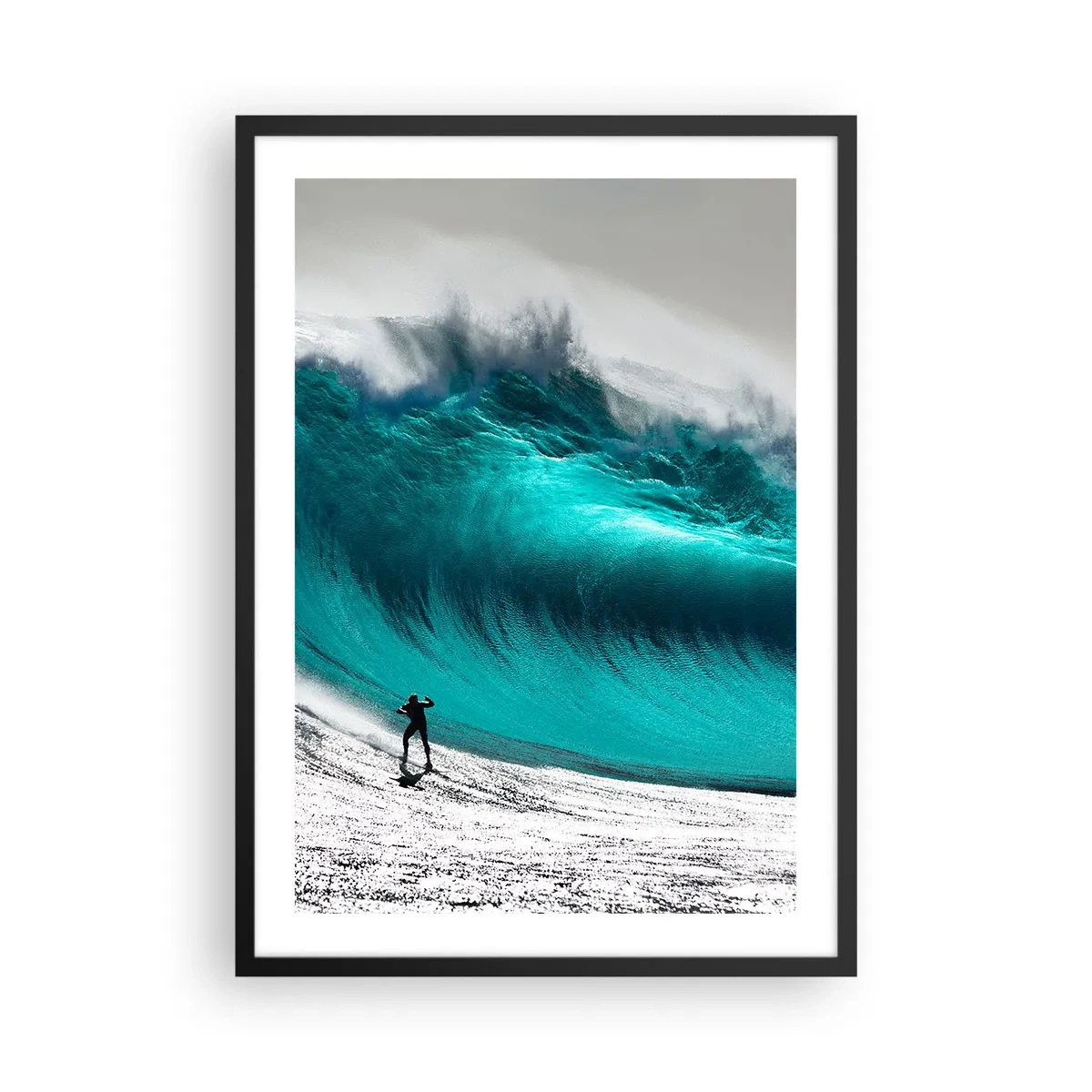 Plakat i sort ramme - En surfer foran en enorm turkis bølge. - 50x70cm - Udfordring accepteret - Moderne vægdekoration til stue og soveværelse ARTTOR