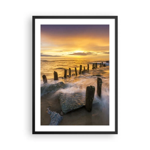 Plakat i sort ramme - Solnedgang over havet med træpæle på stranden - 50x70cm - Østersøens rå skønhed - Moderne vægdekoration til stue og soveværelse ARTTOR