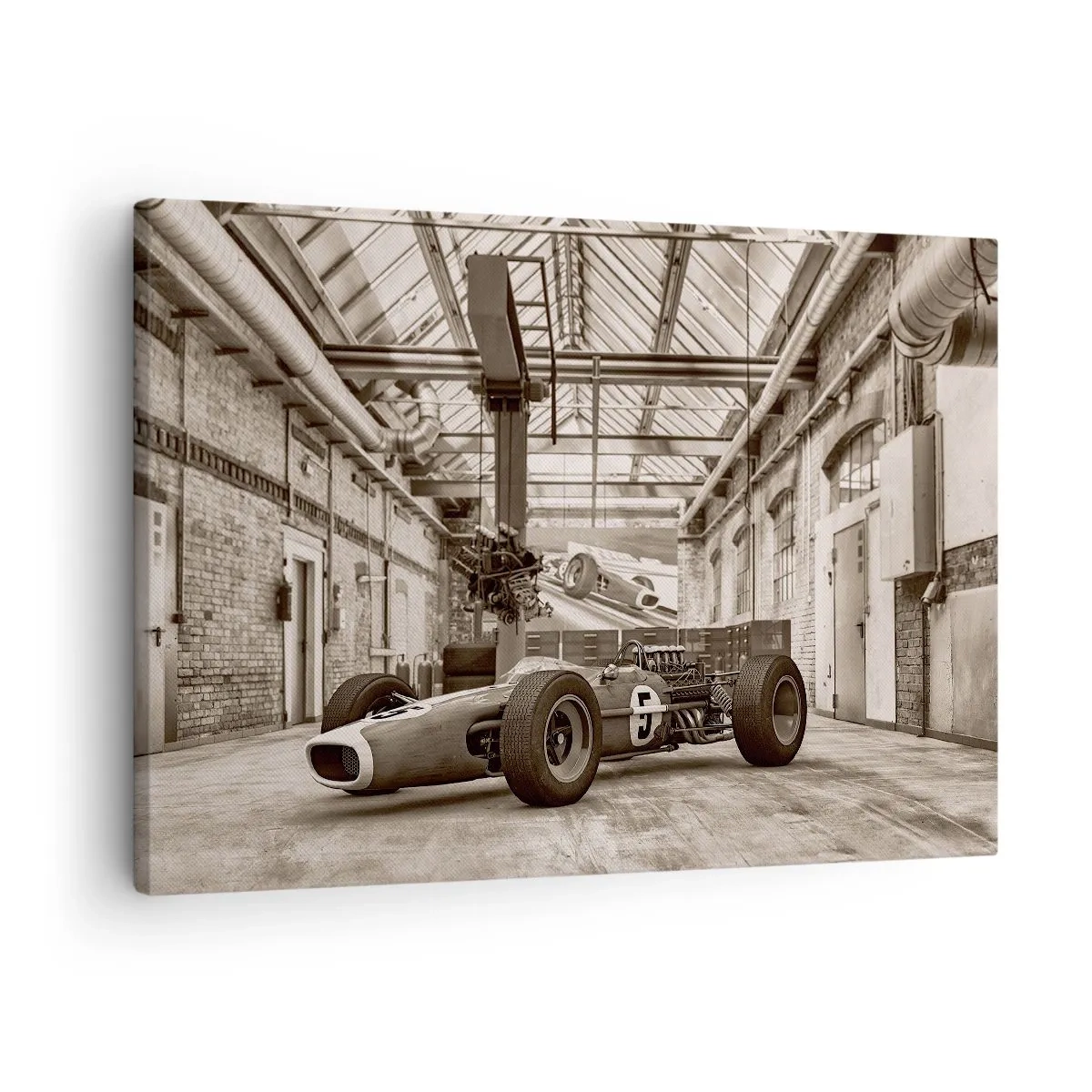 Lærredstryk - Billede på lærred - Sort og hvid racerbil i et industrielt interiør - 70x50cm - Vinderens hvile - Moderne vægdekoration til stue og soveværelse ARTTOR