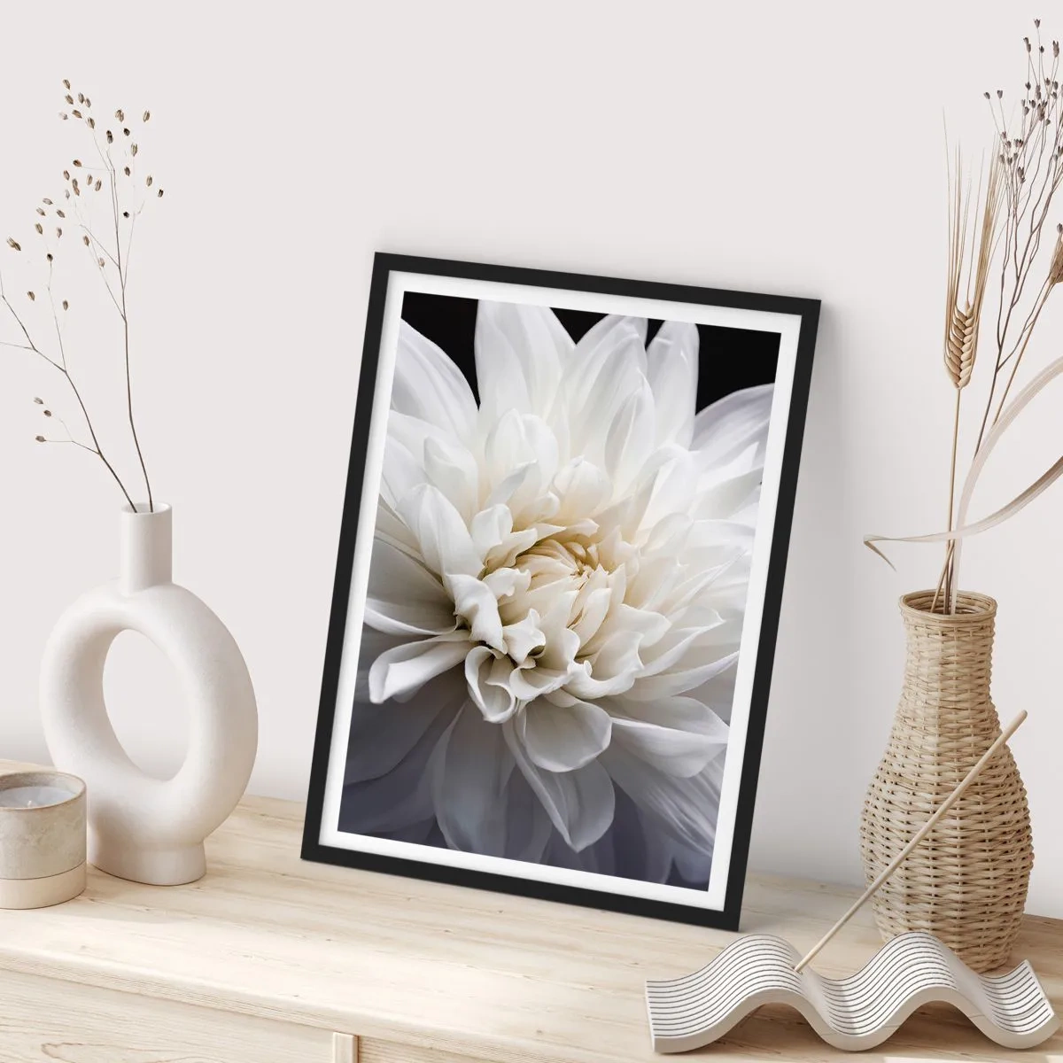 Plakat i sort ramme - Nærbillede af en hvid dahlia mod en mørk baggrund - 50x70cm - Morgenbrud - Moderne vægdekoration til stue og soveværelse ARTTOR