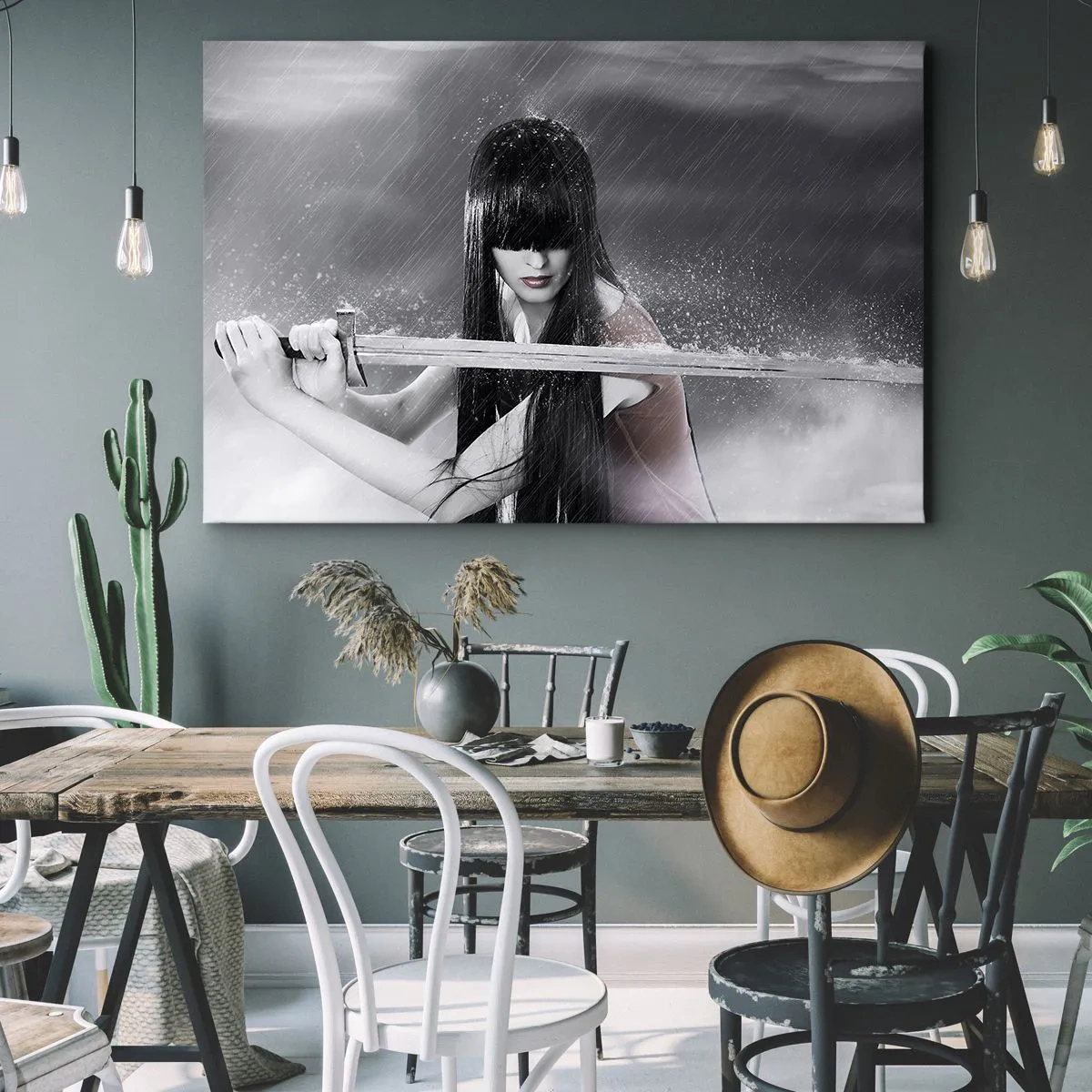 Lærredstryk - Billede på lærred - En kvinde med et sværd i regnen med et dynamisk og mystisk udseende - 70x50cm - Smuk og farlig - Moderne vægdekoration til stue og soveværelse ARTTOR