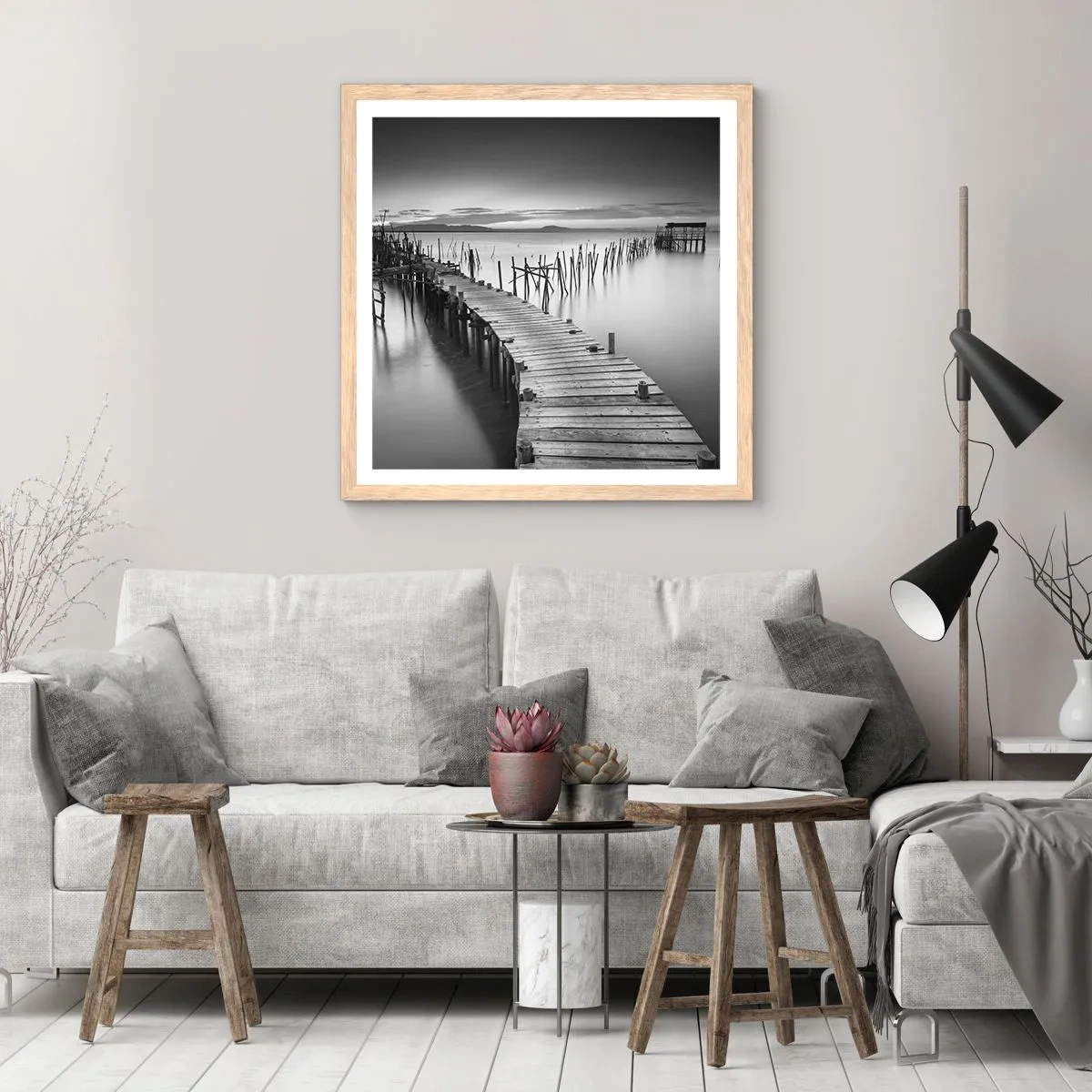 Plakat i ramme af lyst egetræ - Stilheden fra en glemt kyst - 50x50 cm