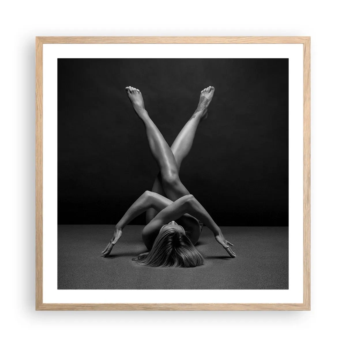 Plakat i ramme af lyst egetræ - Nøgenhedens geometri - 60x60 cm