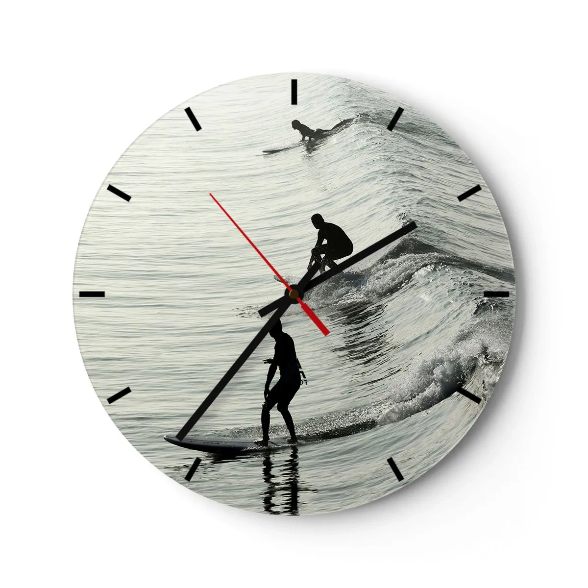 Vægur, Uret - Surfere fanger morgenbølger på et roligt hav - 30x30cm - Mødet med bølgen - Moderne vægdekoration til stue, køkken og soveværelse ARTTOR