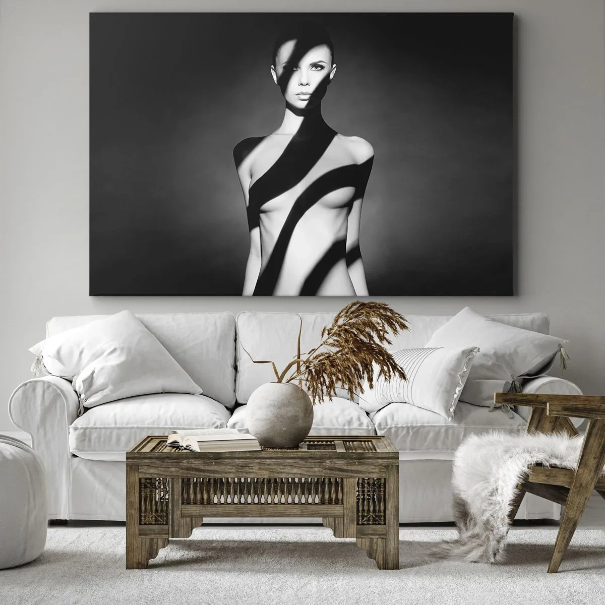 Lærredstryk - Billede på lærred - Sort-hvidt portræt af en kvinde i lys og skygge - 70x50cm - I blænding og skygge - Moderne vægdekoration til stue og soveværelse ARTTOR