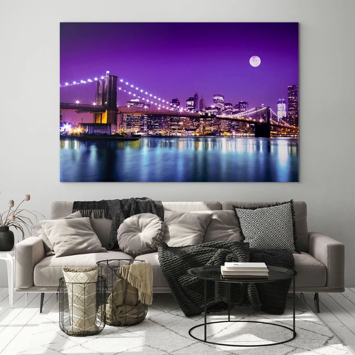 Billede på glas - Brooklyn Bridge og Manhattan om natten i lilla nuancer - 70x50cm - Storbyens lys i lilla - Moderne vægdekoration til stue og soveværelse ARTTOR