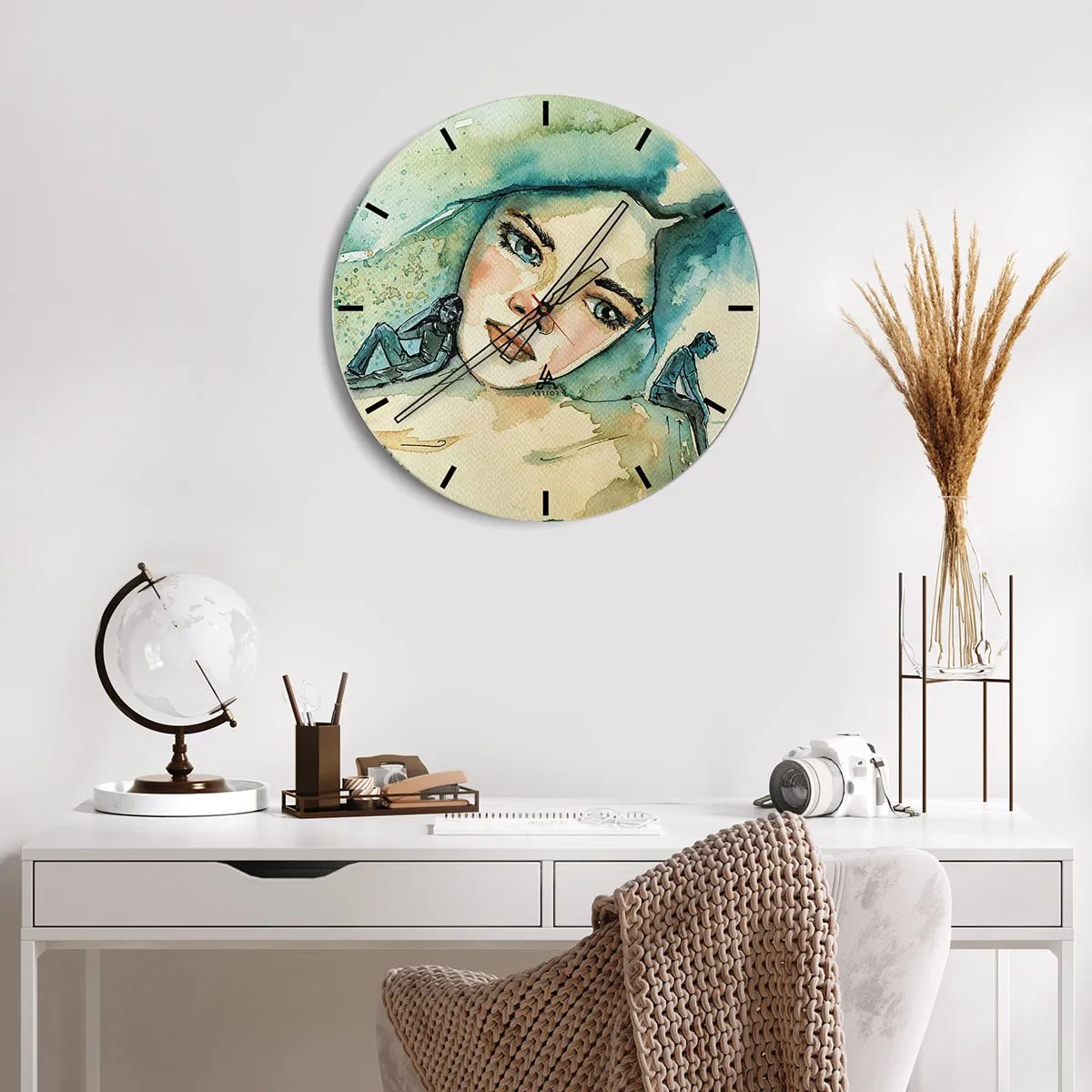 Vægur, Uret - Kunstnerisk portræt af en kvinde og silhuetter i blå nuancer - 30x30cm - Am I blue? - Moderne vægdekoration til stue, køkken og soveværelse ARTTOR