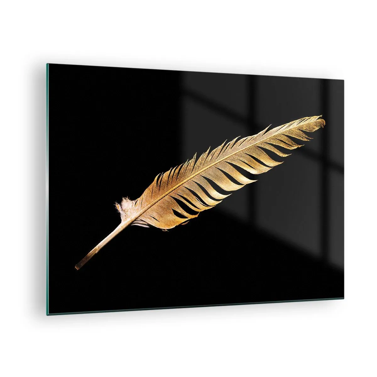 Billede på glas - En gylden fjer på en sort baggrund i minimalistisk stil - 70x50cm - Det er ikke nogen ringe præstation, at den... - Moderne vægdekoration til stue og soveværelse ARTTOR