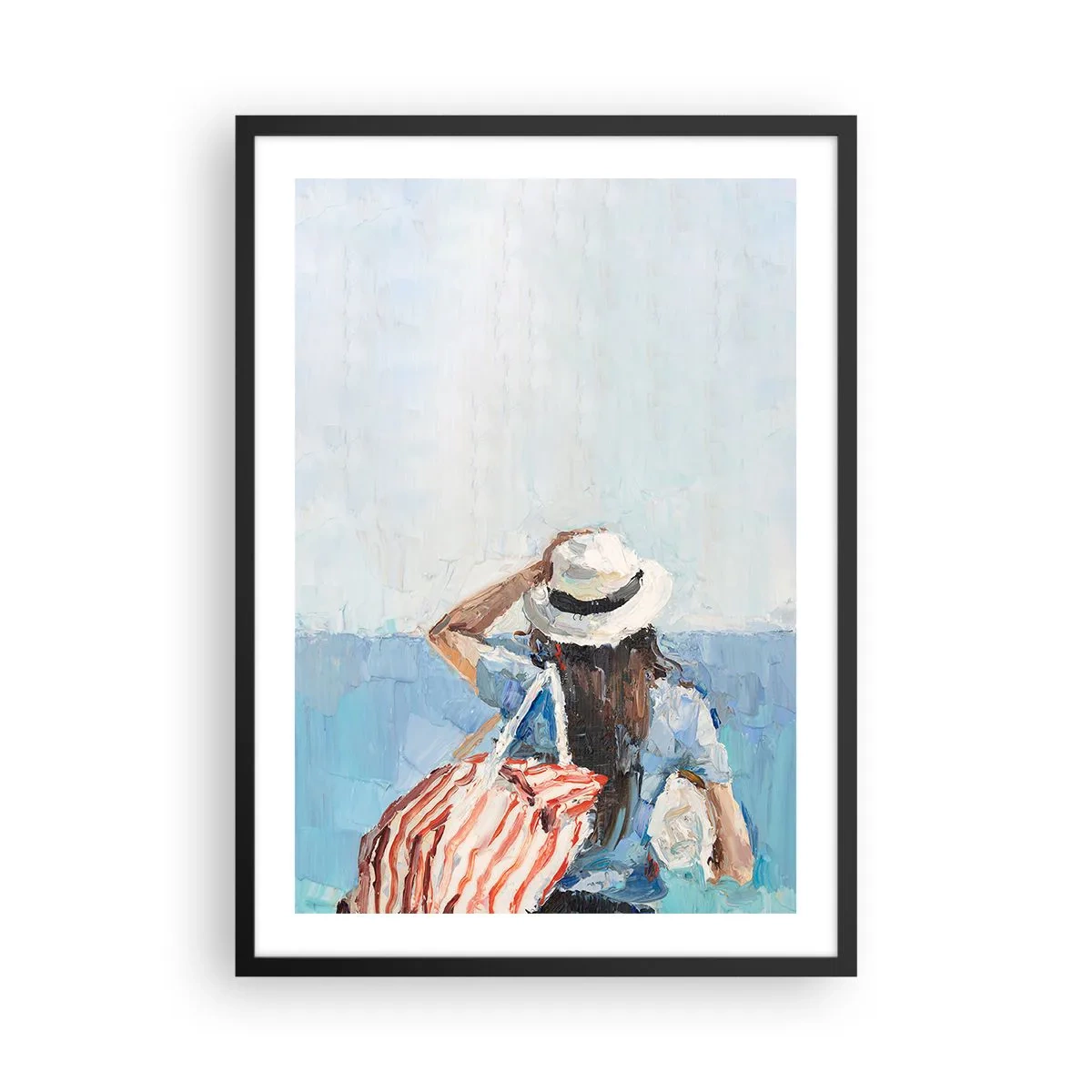 Plakat i sort ramme - En kvinde med hat kigger ud på havet - 50x70cm - Velkommen på ferie - Moderne vægdekoration til stue og soveværelse ARTTOR