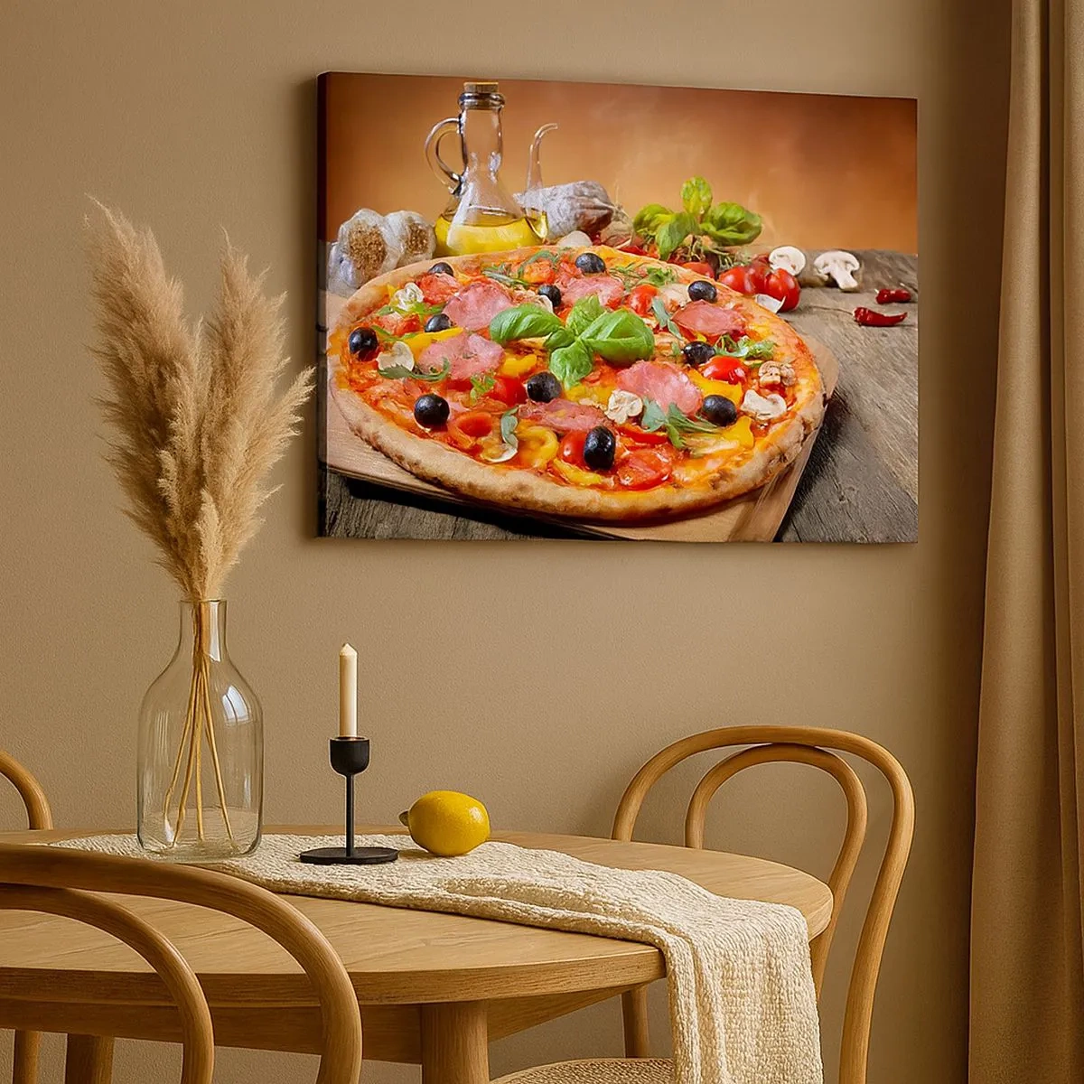 Lærredstryk - Billede på lærred - Lækker pizza på et træbord med toppings - 70x50cm - Med en ægte italiensk smag - Moderne vægdekoration til stue og soveværelse ARTTOR