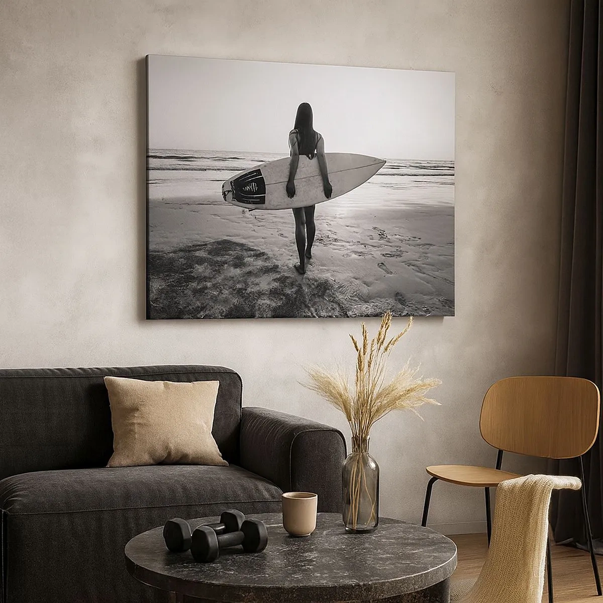 Lærredstryk - Billede på lærred - Kvinde med surfbræt på stranden i sort og hvid - 70x50cm - Datter af havbølgen - Moderne vægdekoration til stue og soveværelse ARTTOR